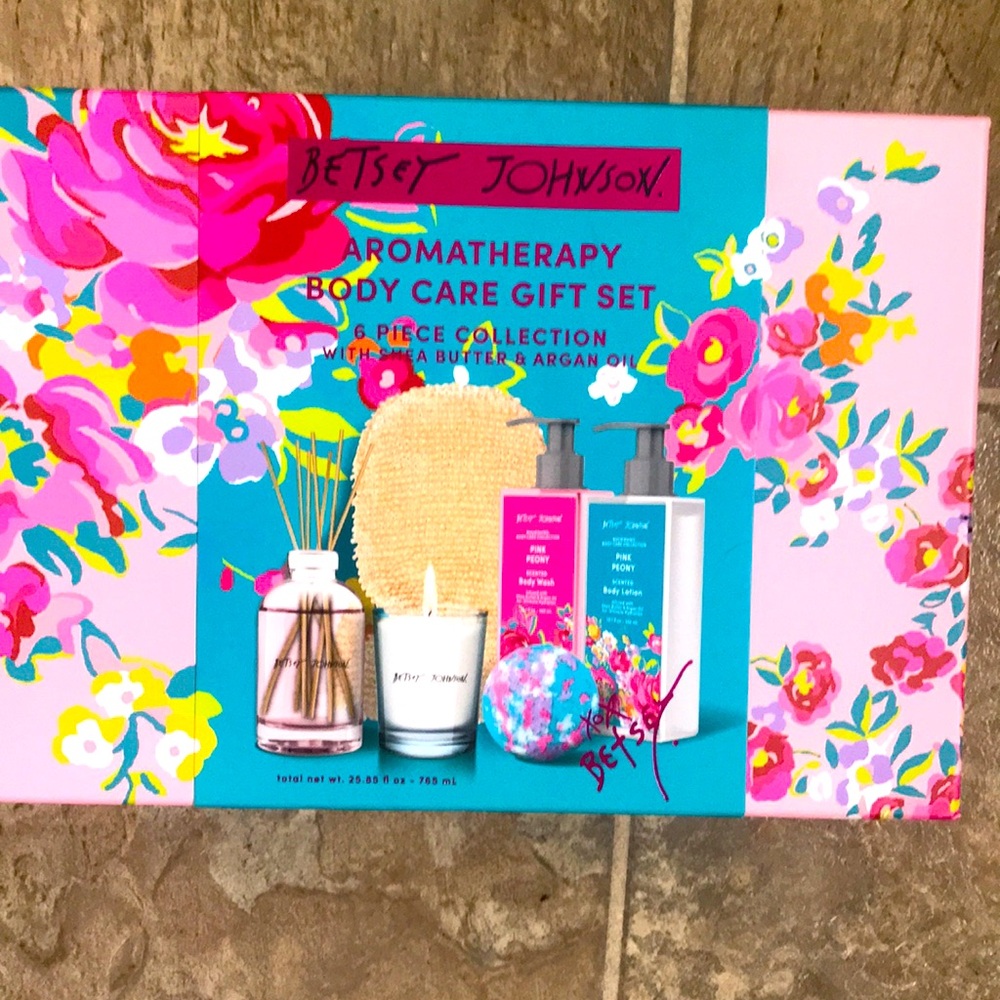 Brand new Betsey Johnson aromatherapy body care gift set six piece collection